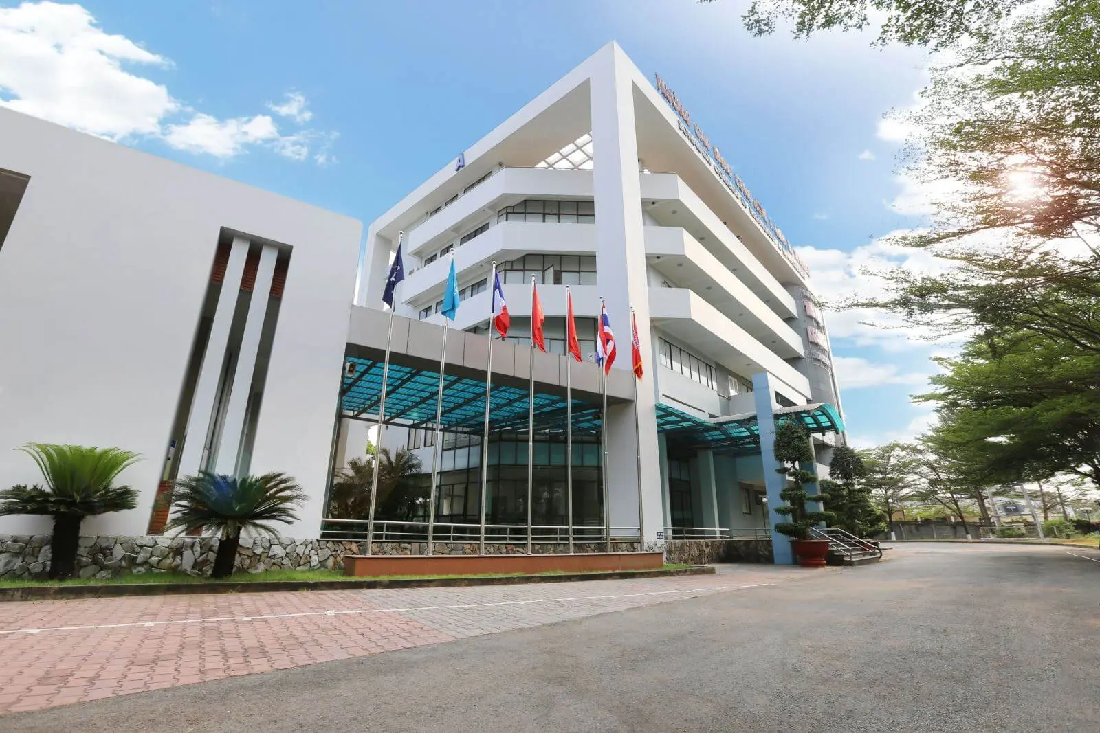 Sân trường Sonadezi